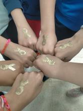 Tatuajes de lazos dorados del día del Cáncer Infantil en 5º EP 15-02-25 (1)