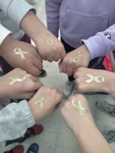 Tatuajes de lazos dorados del día del Cáncer Infantil en 5º EP 15-02-25 (3)