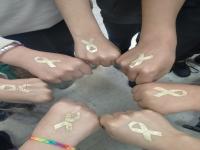 Tatuajes de lazos dorados del día del Cáncer Infantil en 5º EP 15-02-25 (2)
